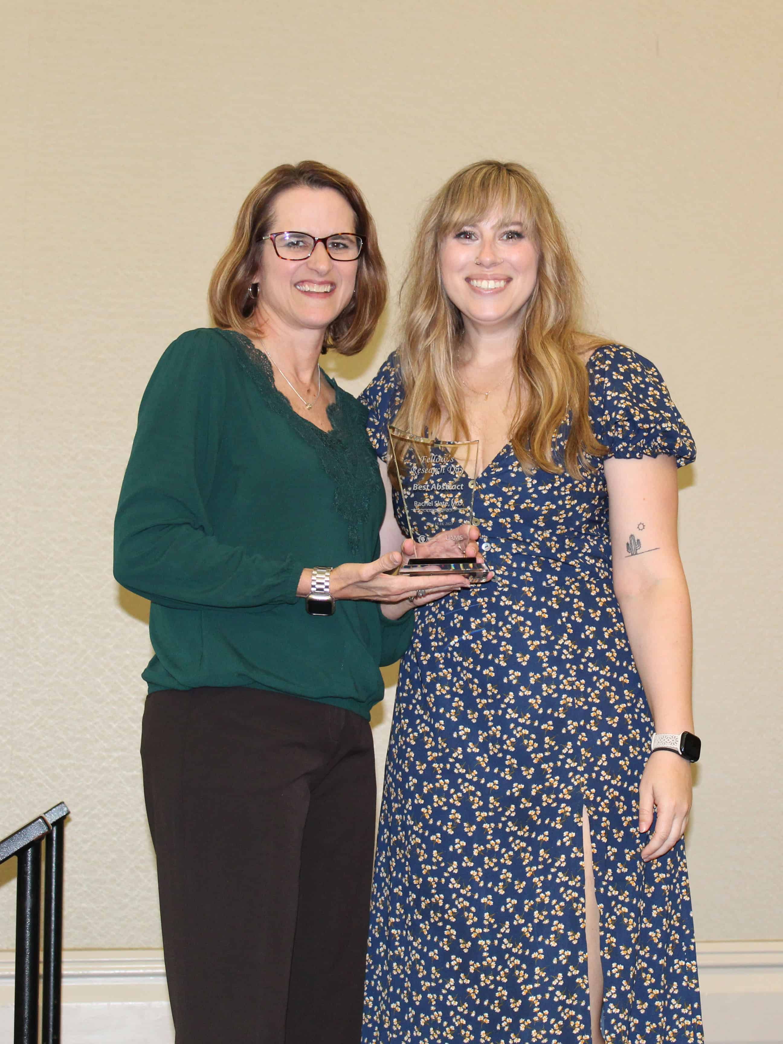 Dr. Jill Fussell presents the Best Abstract winner, Dr. Rachel Slate, with the award