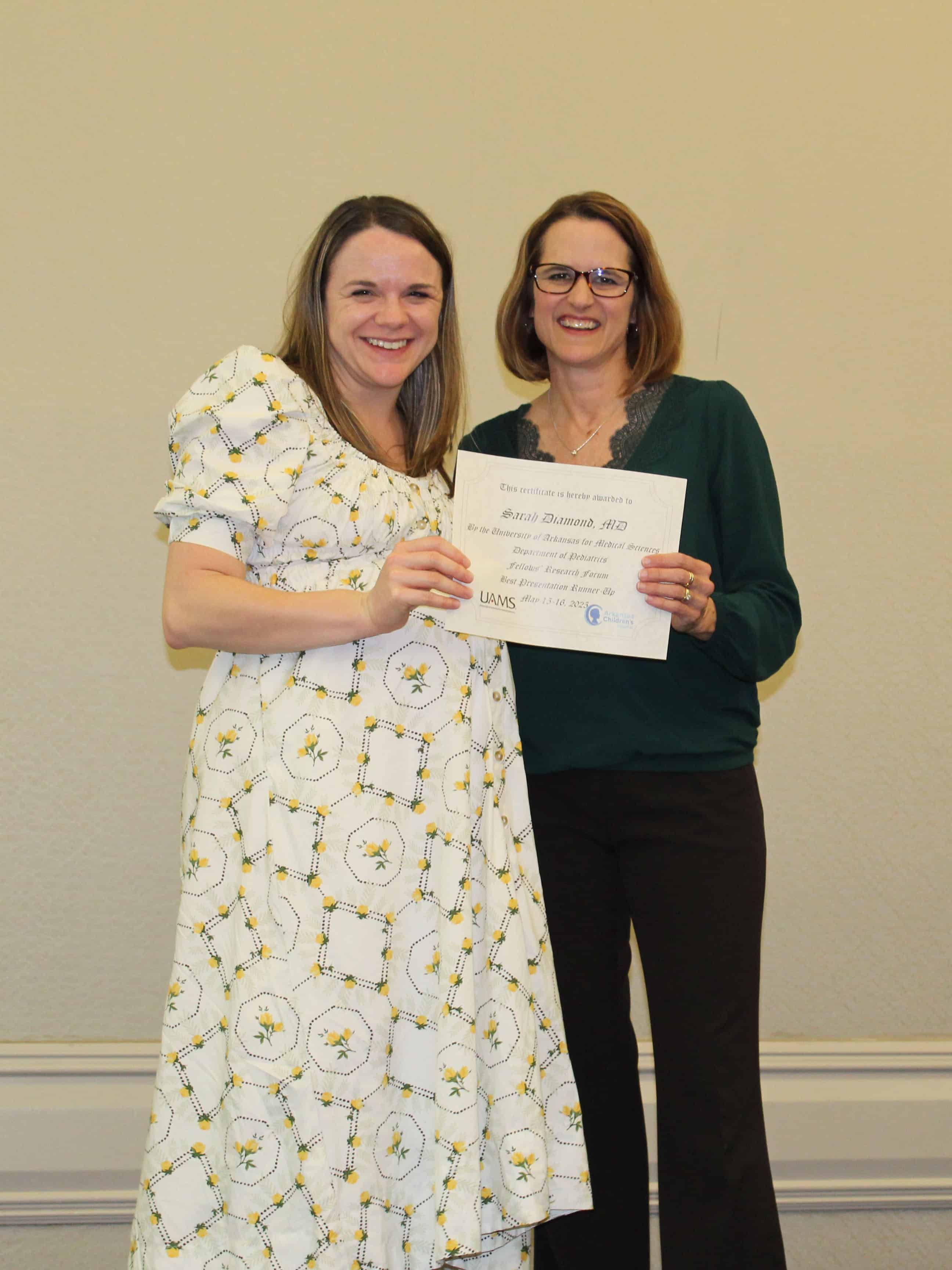 Dr. Jill Fussell presents the Best Presentation runner-up, Dr. Sarah Diamond, with a certificate