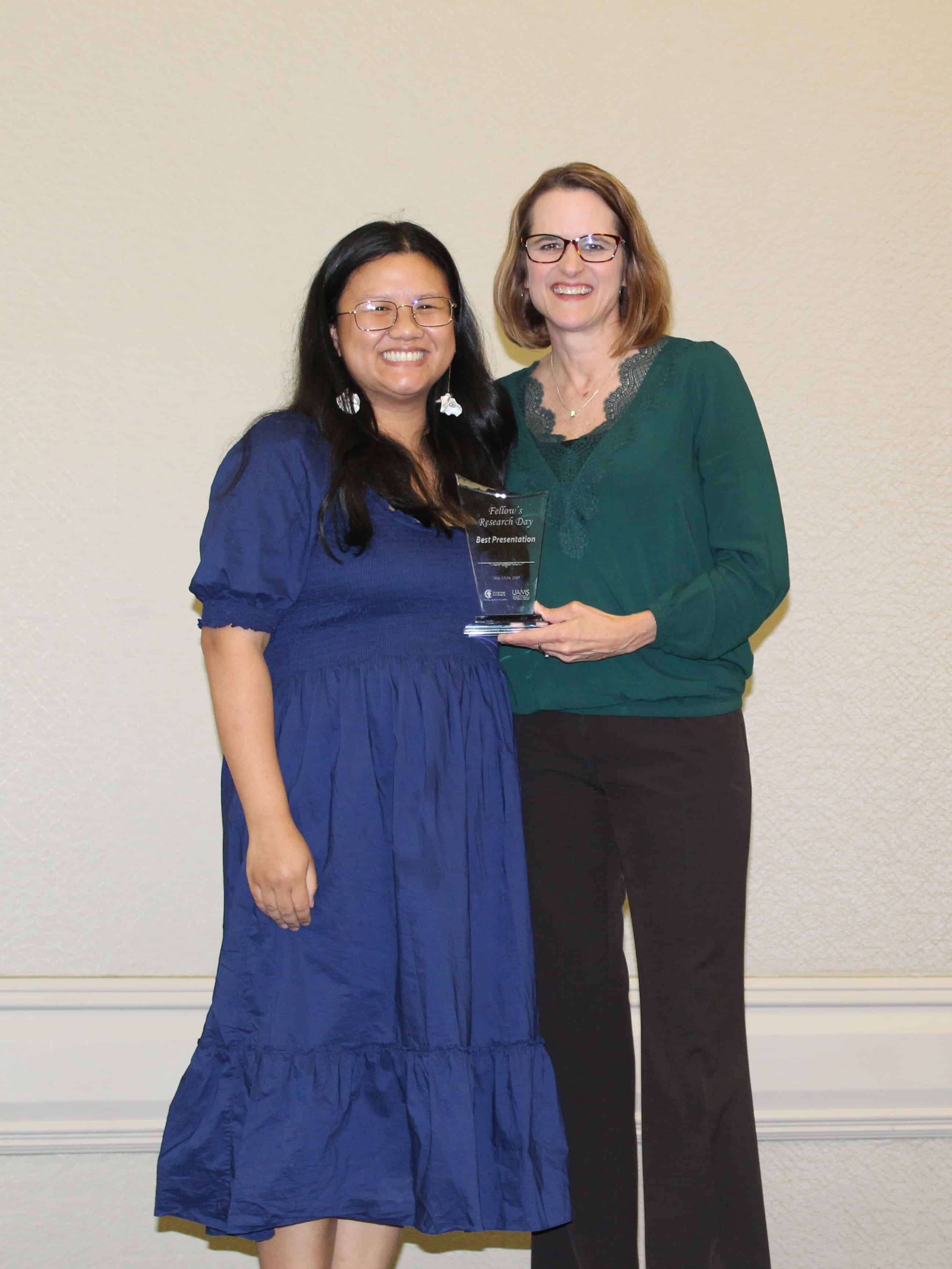 Dr. Jill Fussell presents the Best Presentation Winner, Dr. Dieu Doan, with the award